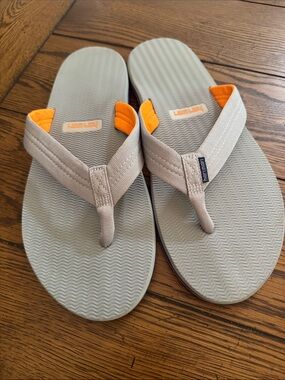Hari Mari Men's Light Gray Flip-Flops with Orange Accents, 13, like new